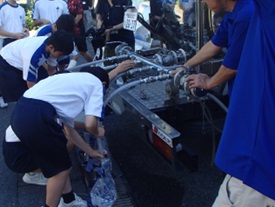 水車による運搬給水の様子