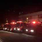 写真:夜警の様子 ライトをつけた車の隊列