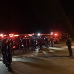 写真:夜警の様子 挨拶する消防団員
