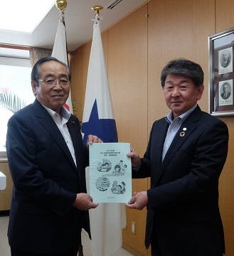 教育長から議長へ報告書を提出