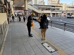 写真：街頭啓発活動　配布の様子