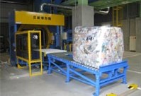 写真:圧縮梱包されたプラスチック製容器包装