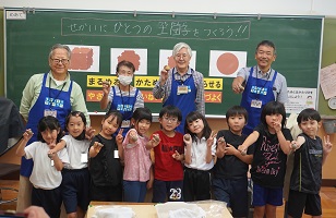 ものづくりサポーターと子どもたち