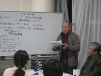 ホワイトボードで説明する様子