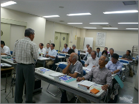 写真 研修会で意見を交換するメンバー