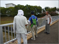 写真 まちを歩いて魅力や課題点を探している