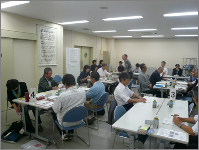 写真 意見を出し合うメンバー02
