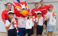 世界水泳におけるカナダ水泳チーム合宿受入、地元小学校との交流事業（中京大学）