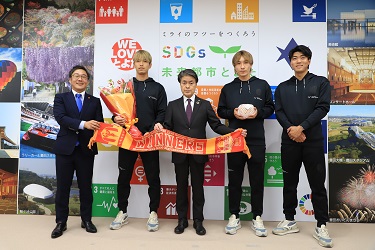 清水克洋専務取締役、井上詩音選手、山岸祐也選手、河面旺成選手の4人と市長