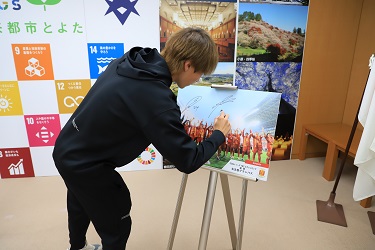 写真にサインする選手