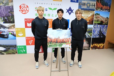 井上詩音選手、山岸祐也選手、河面旺成選手