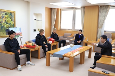 清水克洋専務取締役、井上詩音選手、山岸祐也選手、河面旺成選手の4人と市長と対談