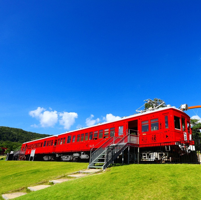 鞍ケ池公園の電車