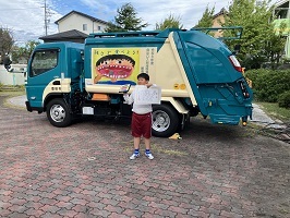 若林東小学校 4年　齊藤　誓太さんのラッピングパッカー車