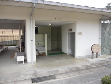 動物園正門　屋外外トイレ外観
