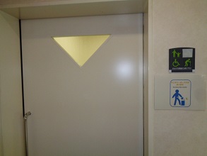 男子トイレ側多目的トイレ出入口