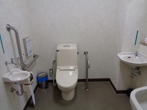 男子トイレ側多目的トイレ内部その1