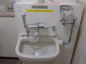 男子トイレ側多目的トイレ内部その2（オストメイト対応設備）