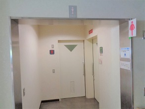 女子トイレ側出入口