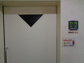 女子トイレ側多目的トイレ出入口