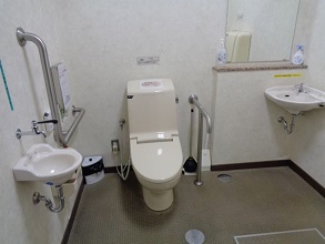 女子トイレ側多目的トイレ内部その1