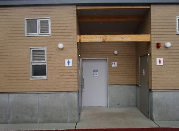 写真　バーベキュー場のトイレ外観