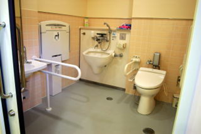 多目的トイレ内部全体の写真