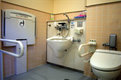 おむつ替え用ベッドとオストメイト用設備の写真