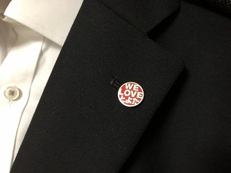 ピンバッジを襟につけた様子