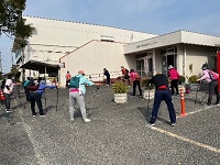 令和5年度　ウォーキング　参加者でストレッチ