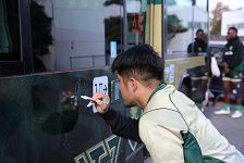 バスにサインする選手