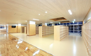 浄水中学校・交流館　玄関と下駄箱