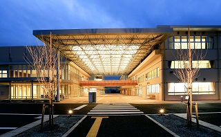 浄水中学校・交流館　1階エントランス　夜