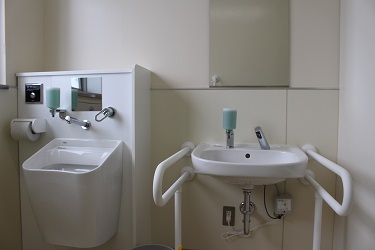 若林西小学校　多目的トイレの手洗い場、オストメイト