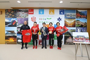 秦健悟部長、馬場幸子監督、鎌田優希主将、下山絵理副主将の4人と市長