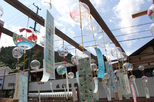 写真：商店街に並ぶ風鈴