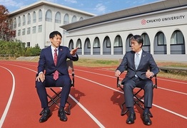 中京大学での福永選手、市長の対談の様子