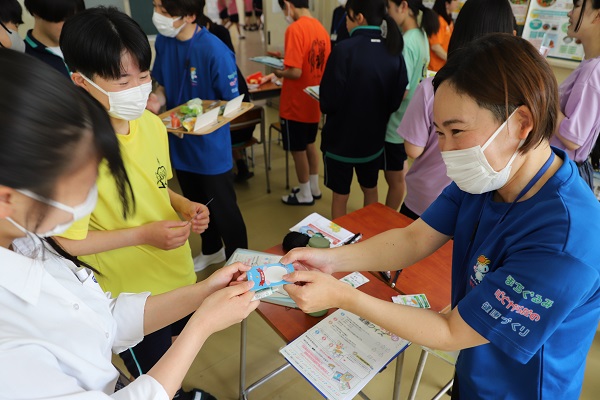写真：アンバサダーカードを受け取る生徒