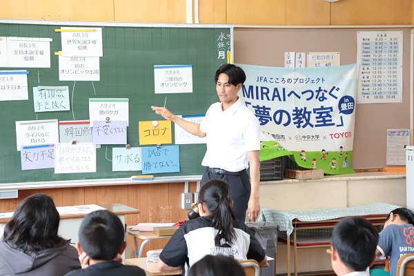 写真：生徒の前で夢を持つことの大切さを語る吉永選手