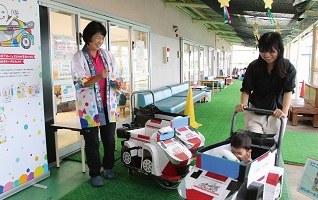 段ボールで作成したラリーカーへの乗車体験