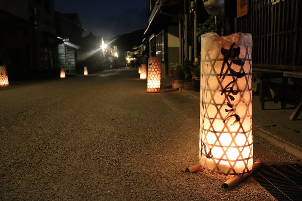 写真：町並みを照らすたんころりん