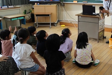 飼育方法などを学ぶ子どもたち