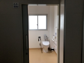 九久平小学校　多目的トイレ　入口　