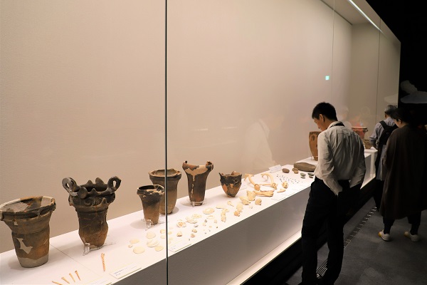 写真：展示された土器を鑑賞する人