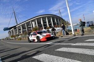 豊田スタジアム周辺を走行するラリーカー