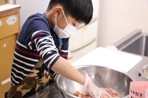 お肉をこねる子ども