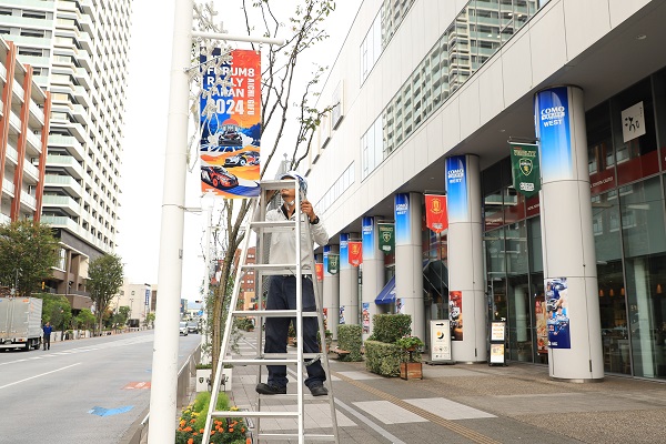 写真：設置された街路灯フラッグと支柱装飾の様子