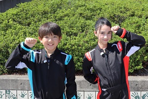 レーシングスーツを着た小学生