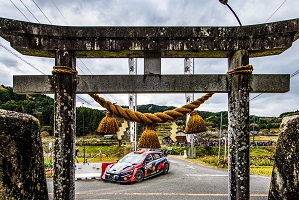 熊野神社の鳥居とラリーカー