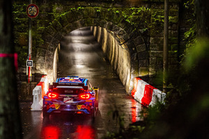 伊勢神トンネルに入るラリーカー